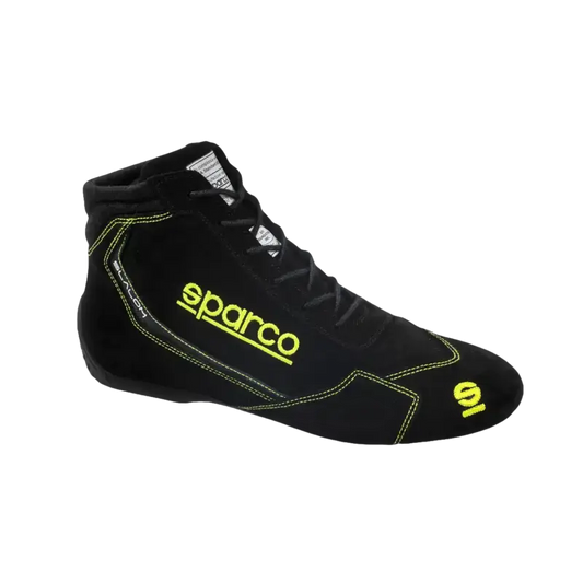 Een zwarte Sparco raceboot met helder gele naadsteken en logo, gemaakt van suede met lichtgevende details. Geschikt voor raceauto’s en motorsport, met zichtbare merknaam en modelcode.