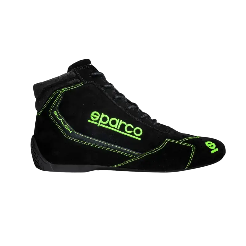 Een zwarte Sparco raceboot met opvallende gele naadsteken en logo, gemaakt van zacht materiaal voor optimale grip. Perfect voor racen en motorsportactiviteiten waar veiligheid en prestatie essentieel zijn.