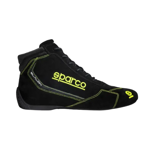 Een zwarte Sparco raceboot met opvallende gele naadsteken en logo, gemaakt van zacht materiaal voor optimale grip. Geschikt voor raceauto’s en motorsport-activiteiten.