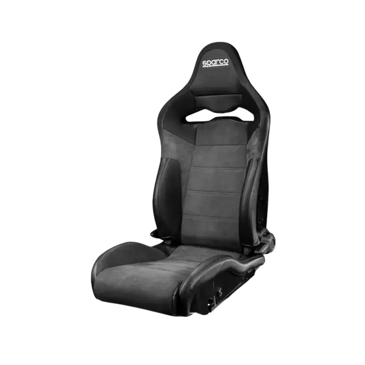 Een zwarte Sparco racestoel met stoffen bekleding en leeraccenten, uitgerust met een opvallend logo op de hoofdsteun. Geschikt voor sportwagens en raceauto’s, met een sportieve vorm en verstelbare onderdelen.