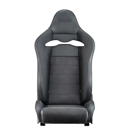 Grijs Sparco racestoel met carbonvezel accenten en verstelbare riemen, ontworpen voor optimale houdbaarheid en comfort tijdens sportrijden en race-activiteiten.
