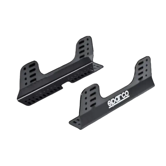 Zwart Sparco stuurkolombeugel met gaten en logo, geschikt voor raceauto’s. Metalen onderdelen voor stuurkolommontage in sportwagens.