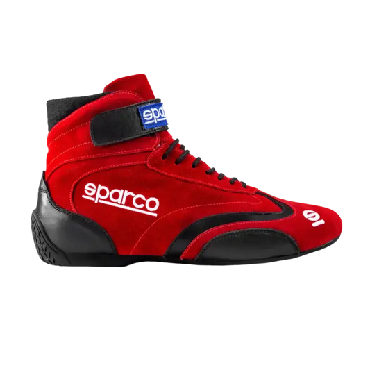 Rode Sparco racefietslaars met zwart leer en wit logo, geschikt voor motorsport. Zichtbare lus en veters voor een veilige pasvorm.