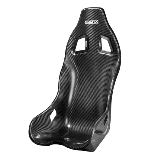 Een Sparco racestoel van glanzend carbon, met zichtbare ventilatieopeningen en het merklogo. Geschikt voor raceauto’s en sportwagens, met een sportieve, aerodynamische vorm.