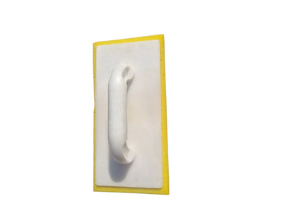 Geel, rechthoekig schuimrubber met porig oppervlak, geschikt voor keukengereedschap en schoonmaak. Ideaal voor oppervlakken reinigen en als schuimrubber voor huishoudelijke taken.