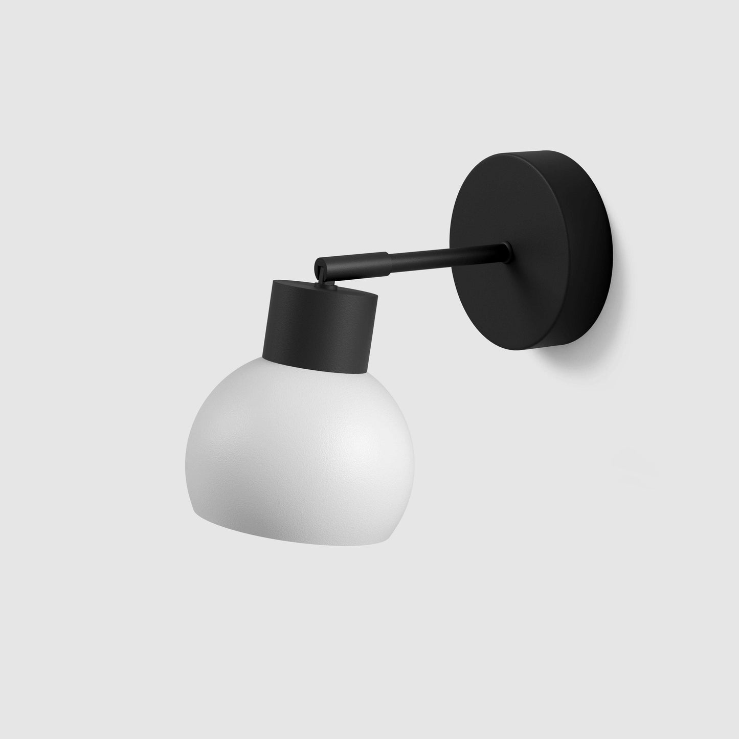 Een moderne wandlamp met een beige, matte glazen kap en een zwart metaalframe, geschikt voor minimalistische interieurs. Ideaal voor wandmontage in slaapkamers of gangen.