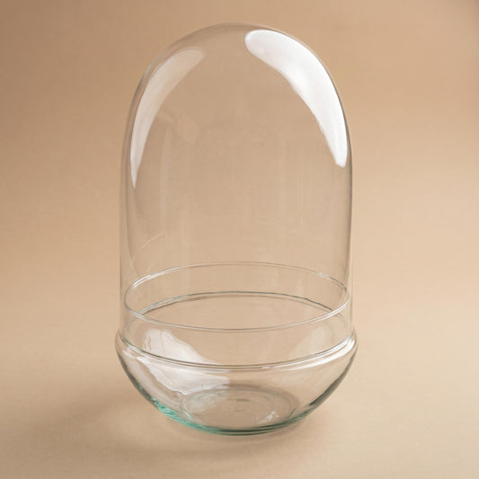 Een transparante glazen koepel met een ronde basis, perfect voor het presenteren van decoratieve objecten. Geschikt voor het beschermen van kunstwerken of planten in een elegante, minimalistische stijl.