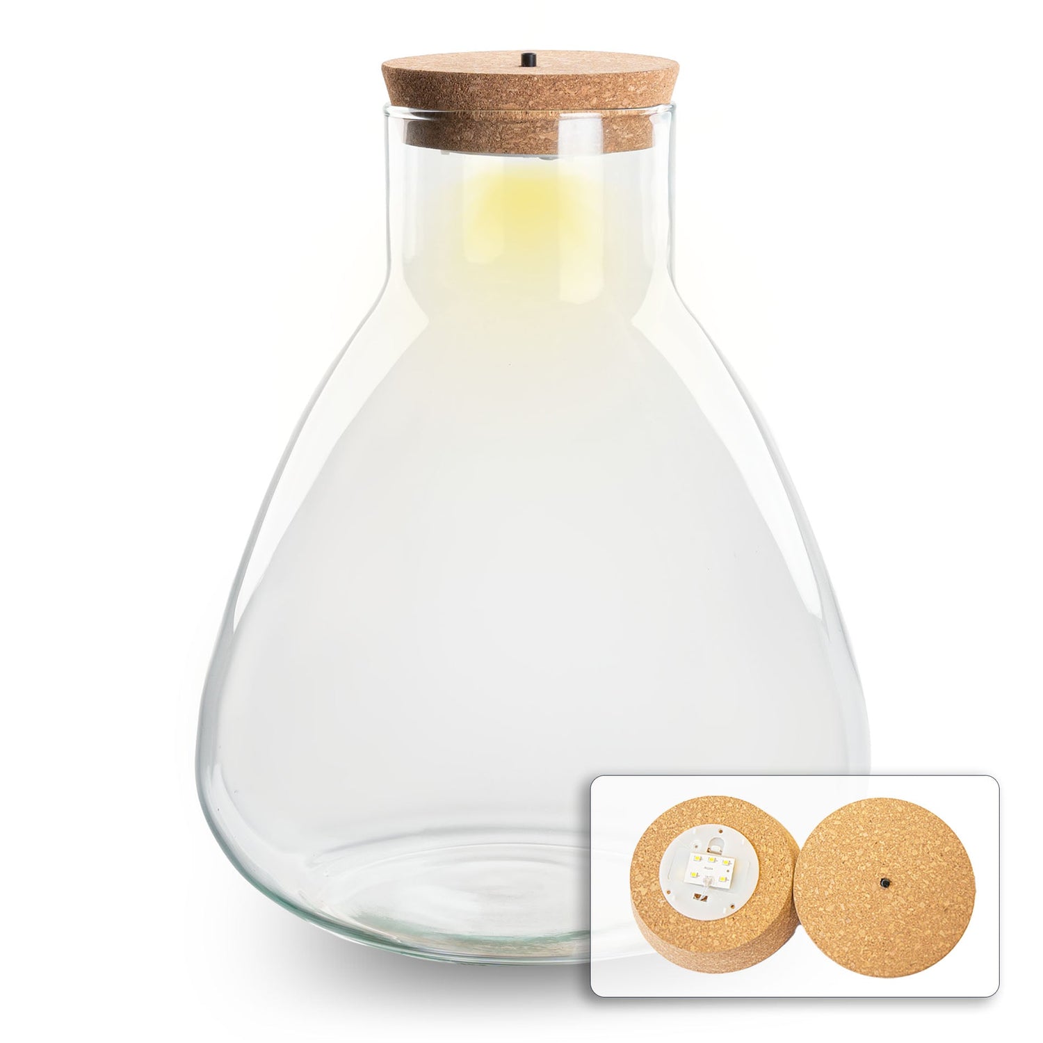 Een transparante glazen karaf met een natuurlijke kurk dop, waarin een warm wit licht zichtbaar is. De dop bevat een LED-element, geschikt voor sfeerverlichting in slaapkamers of woonkamers.