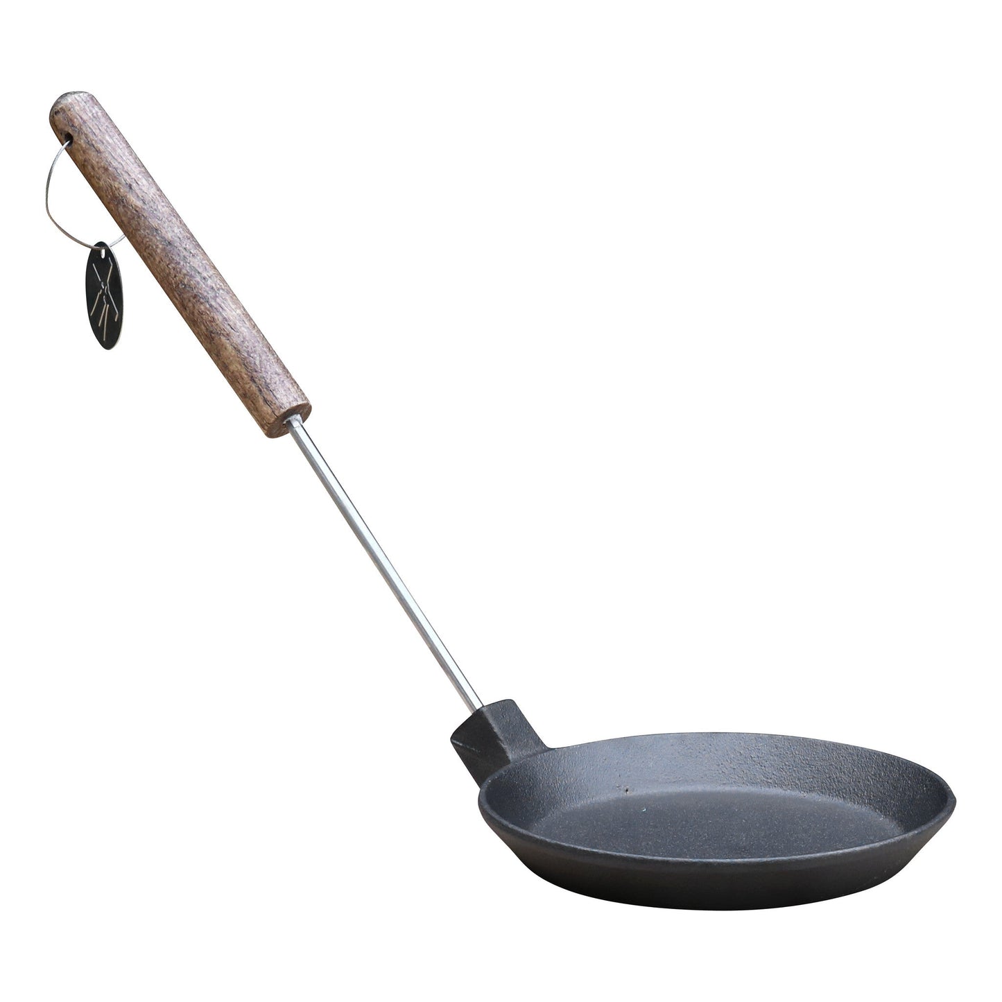 Zwarte kookpan met houten handvat en metalen steel, voorzien van een hanglabel. Geschikt voor koken op kampvuur of grill, met een robuust, anti-afsluitend oppervlak.