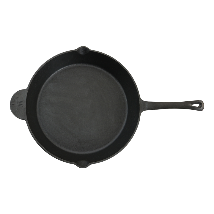 Zwarte kookpan van gietijzer met lang handvat en kleine handgreep, geschikt voor grillen en braadpannen. Robuust ontwerp voor elke keuken, perfect voor professionele en thuiskeuken gebruik.