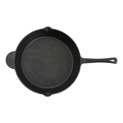 Zwarte kookpan van gietijzer met lang handvat en kleine handgreep, geschikt voor grillen en braadpannen. Robuust ontwerp voor elke keuken, perfect voor professionele en thuiskeuken gebruik.