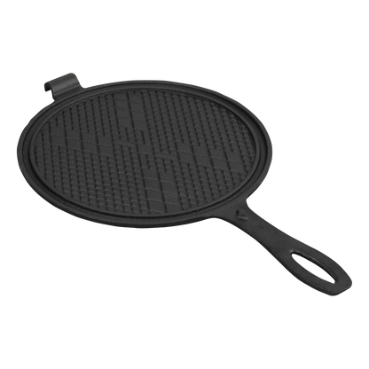 Zwarte, ronde wafelpan met opengeslagen deksel en duidelijke wafeltextuur. Gemaakt van kookstalen met handgrepen voor gemakkelijk gebruik in de keuken.