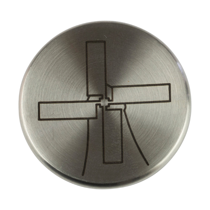 Zilverkleurige metalen deurkruk met minimalistisch windmolenontwerp, geschikt voor moderne keuken- of badkamermeubels. Gepolijst oppervlak met subtiel reliëf voor een elegante, functionele uitstraling.