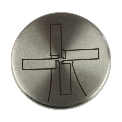 Zilverkleurige metalen deurkruk met minimalistisch windmolenontwerp. Geschikt voor moderne interieurstijlen en kasten, met een gladde, gepolijste oppervlakte en een duidelijk gegraveerd motief.