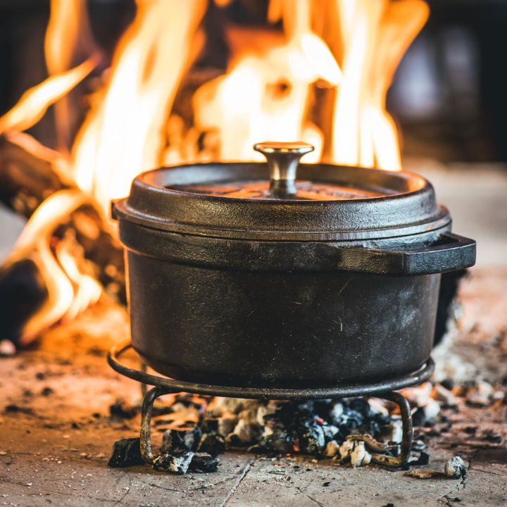 Zilverkleurige metalen deurkruk met minimalistisch windmolenontwerp. Geschikt voor moderne interieurstijlen en kasten, met een gladde, gepolijste oppervlakte en duidelijke lijnen.