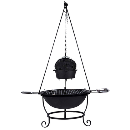 Zwarte hangende barbecue met grill en kookpan, voor buitenkeuken. Met decoratieve pootjes en metalen schepen, geschikt voor barbecuefeesten.