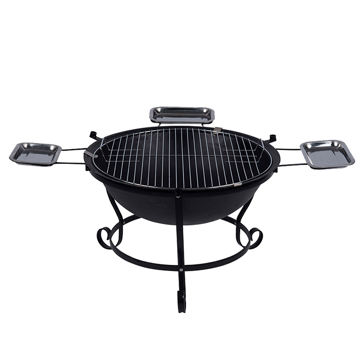 Zwarte hangende barbecue met grill en kookpan, voor buitenkeuken. Met decoratieve poten en metalen schepen, geschikt voor barbecuefeesten en grillavonden.