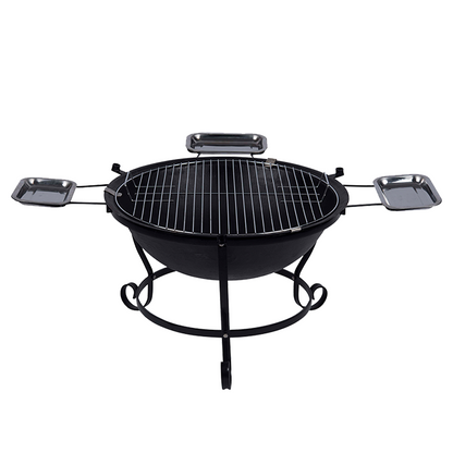 Zwarte hangende barbecue met grill en kookpan, voor buitenkeuken. Met decoratieve poten en metalen schepen, geschikt voor barbecuefeesten en grillavonden.