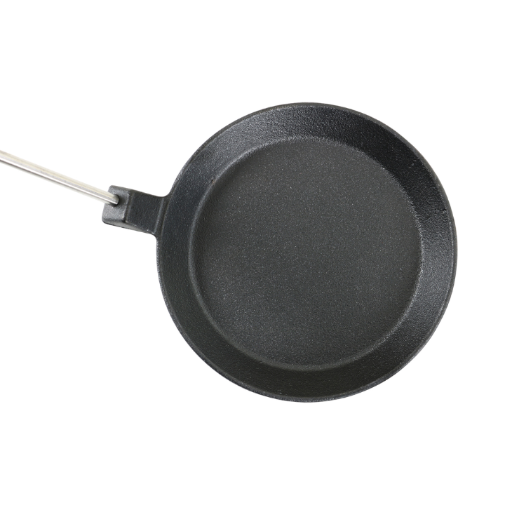Een zwarte, ronde kookpan met houten handvat en metalen stang, voorzien van een kleine zilveren bel aan de bovenkant, geschikt voor het maken van omeletten of andere gerechten in de keuken.