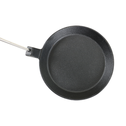 Een zwarte, ronde kookpan met houten handvat en metalen stang, voorzien van een kleine zilveren bel aan de bovenkant, geschikt voor het maken van omeletten of andere gerechten in de keuken.