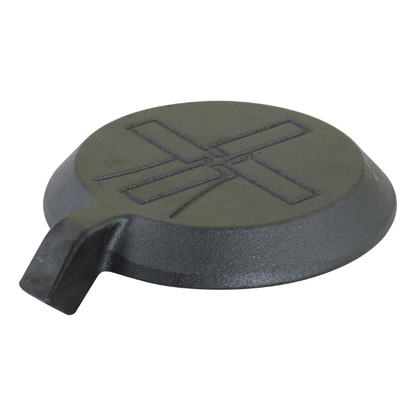 Zwarte kookpan met houten handvat en metalen steel, voorzien van een hanglabel. Geschikt voor koken op kamp of in de keuken, met een robuust, anti-kleef oppervlak.