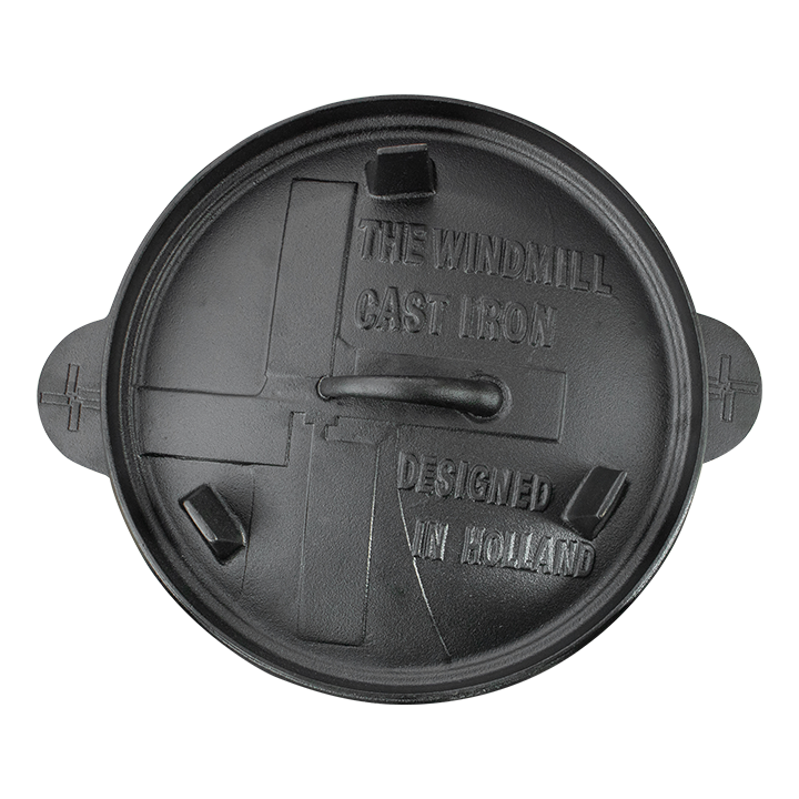 Zwarte, ronde kookpan van gietijzer met twee handvatten, geschikt voor grillen en bakken. Perfect voor professionele en thuiskeuken gebruik.