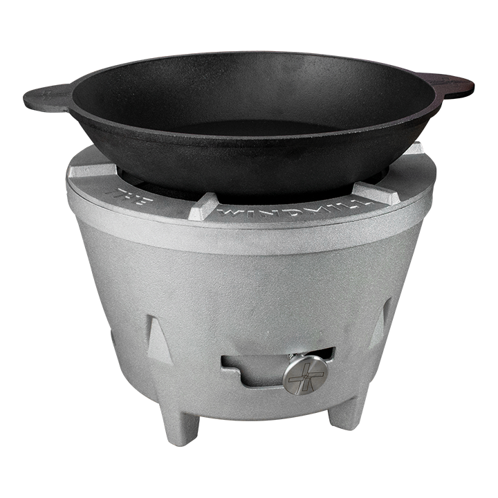 Zware, zwarte gietijzeren koekenpan met twee handvatten, geschikt voor grillen en bakken. Perfect voor professionele en thuiskeuken gebruik.