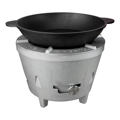 Zware, zwarte gietijzeren koekenpan met twee handvatten, geschikt voor grillen en bakken. Perfect voor professionele en thuiskeuken gebruik.