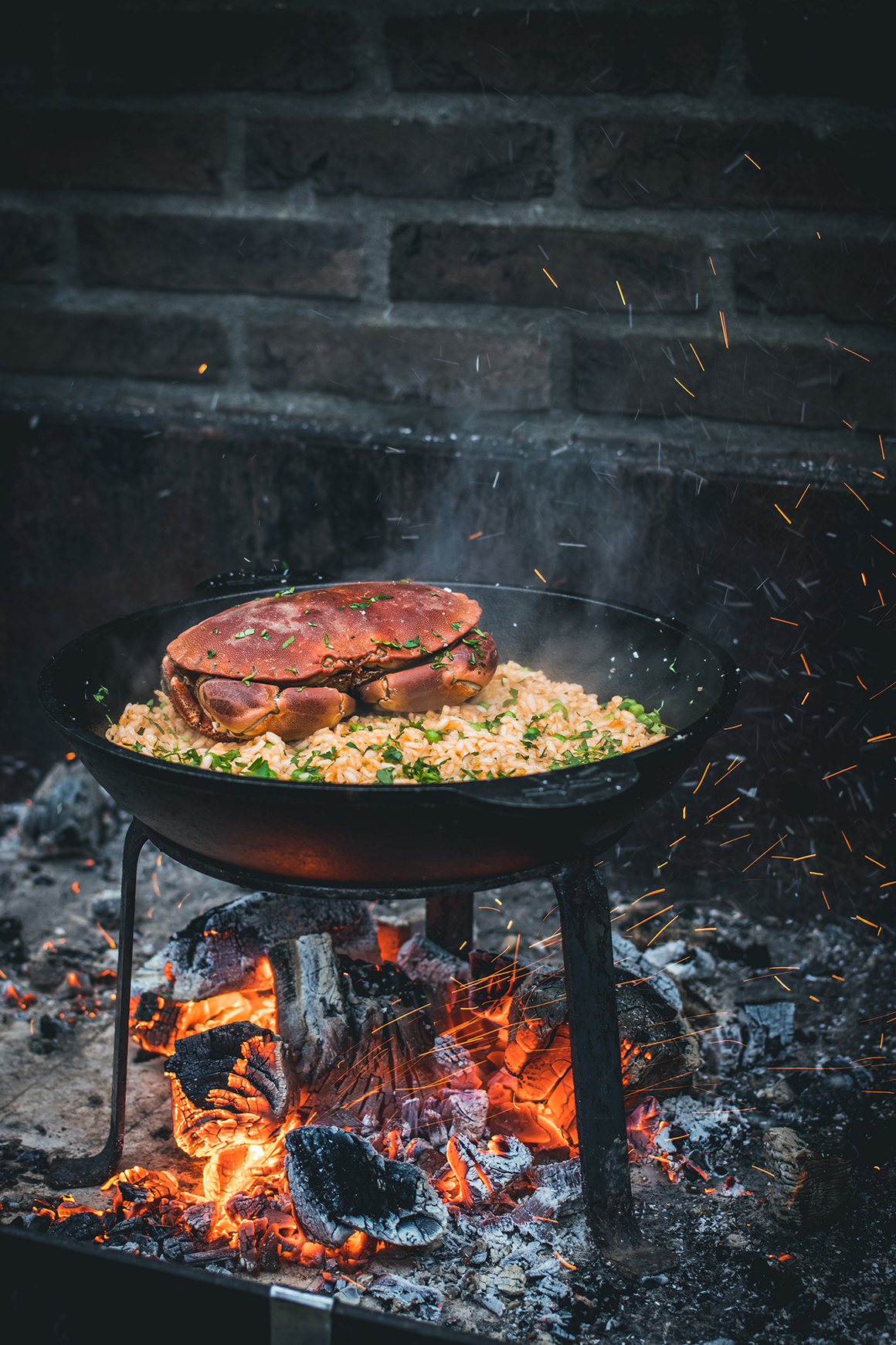 Zwarte, ronde kookpan van gietijzer met twee handvatten, geschikt voor grillen en koken. Gietijzeren pan met gladde binnenkant, ideaal voor hoge hitte en langdurig gebruik.