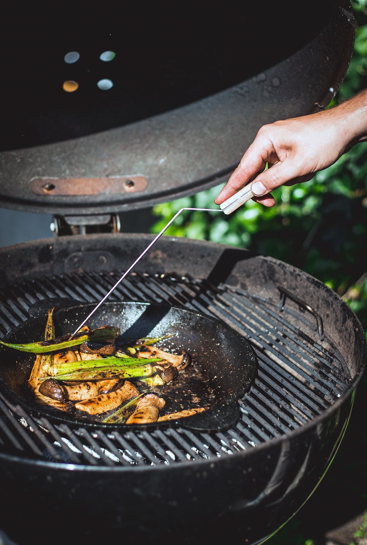 Zware, zwarte gietijzeren koekenpan met twee handvatten, geschikt voor grillen en bakken. Perfect voor professionele en thuiskeuken gebruik.