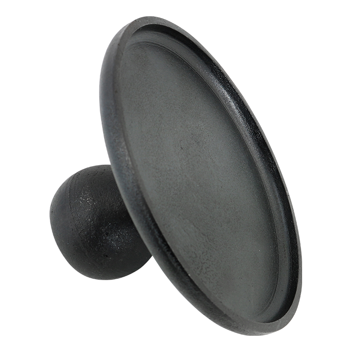 Zwart, robuust metalen deksel met conisch handvat en gegraveerde merknaam, speciaal ontworpen voor kookpotten. Geschikt voor gebruik met kookpotten en kookapparatuur.