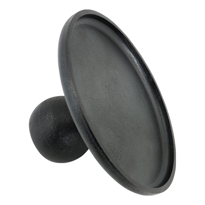Zwart, robuust metalen deksel met conisch handvat en gegraveerde merknaam, speciaal ontworpen voor kookpotten. Geschikt voor gebruik met kookpotten en kookapparatuur.