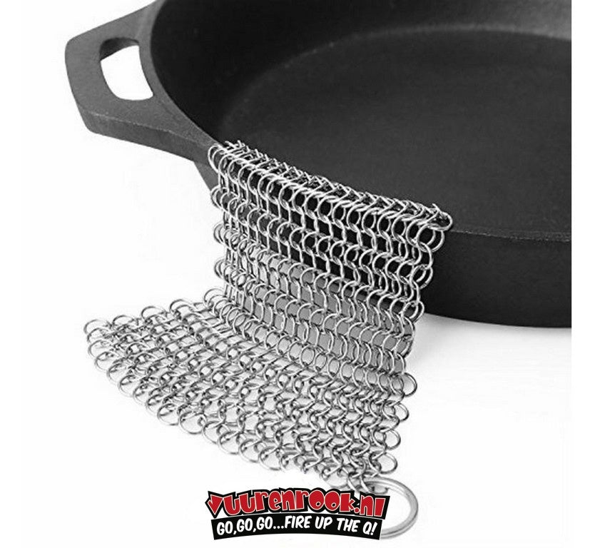 Zilverkleurige metaal kettingveer met een rechthoekig patroon en een losse ring aan de rechterkant, geschikt voor het schoonmaken van kookpotten en andere keukengereedschap.
