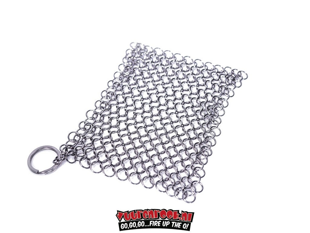 Zilverkleurige metaal kettingveer met een gladde, glanzende oppervlakte en een opvallende ring aan de rechterkant, speciaal ontworpen voor krachtige schoonmaak van kookpans en andere metalen oppervlakken.