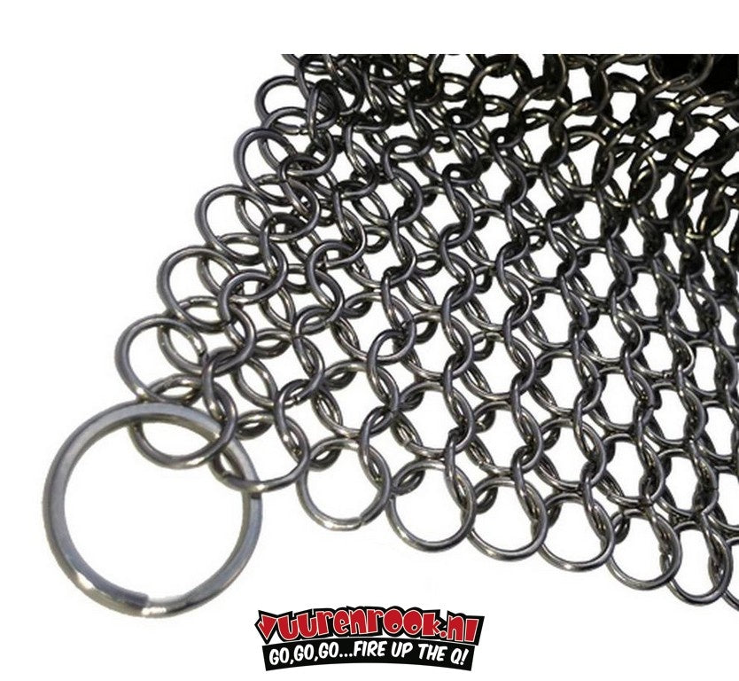 Zilverkleurige metalen kettingveer met een rechthoekig patroon en een losse ring aan de rechterkant, geschikt als schuurspons voor keukengereedschap en voorzichtig schoonmaken van oppervlakken.