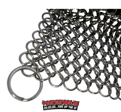 Zilverkleurige metalen kettingveer met een rechthoekig patroon en een losse ring aan de rechterkant, geschikt als schuurspons voor keukengereedschap en voorzichtig schoonmaken van oppervlakken.