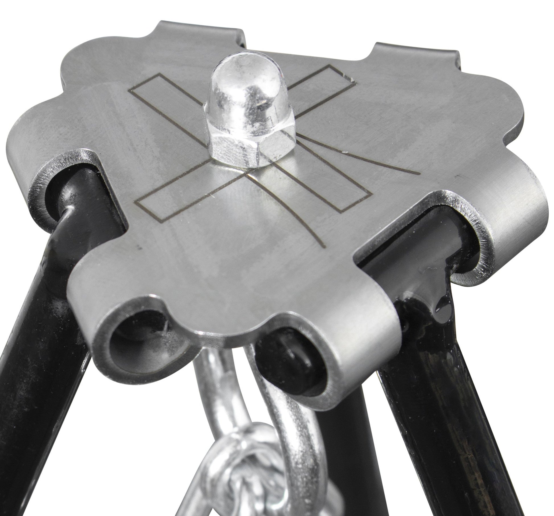 Zwarte metalen kookstandaard met driepootconstructie en zichtbare ketting met haak, geschikt voor buitenkoken en kampeeractiviteiten. Robuust ontwerp voor stabiele ondersteuning tijdens het koken op open vuur.