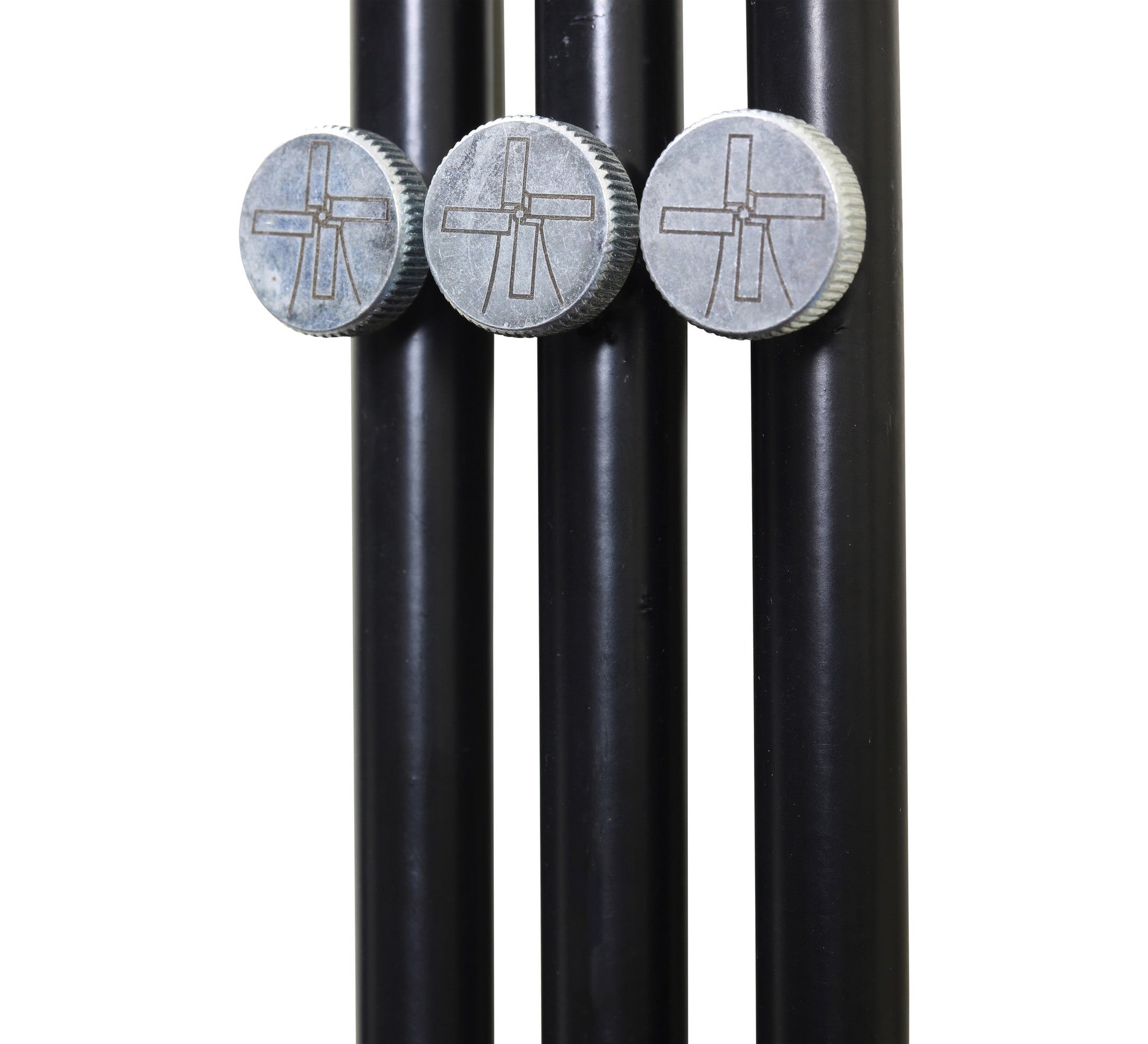 Zilverkleurige knoppen met windmolenlogo op zwarte metalen stangen, geschikt voor tuinmeubilair of decoratieve buiteninstallaties. Detailopname van de verfijnde, industriële ontwerpdetails.