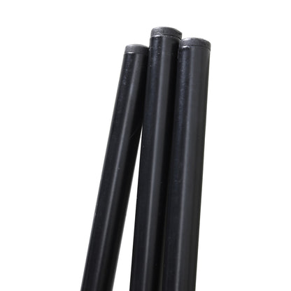 Zilverkleurige knoppen met windmolenlogo op zwarte metalen stangen, geschikt voor tuinmeubilair of decoratieve installaties. Detailopname van de verfijnde, industriële ontwerpdetails.
