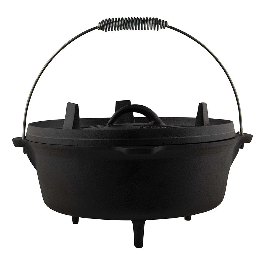 Zwarte cast iron Dutch oven met afdekking, gemaakt van robuust ijzer en voorzien van een handvat en voet. Geschikt voor kampvuur en grillen, met de tekst 'Designed in Holland' duidelijk zichtbaar.