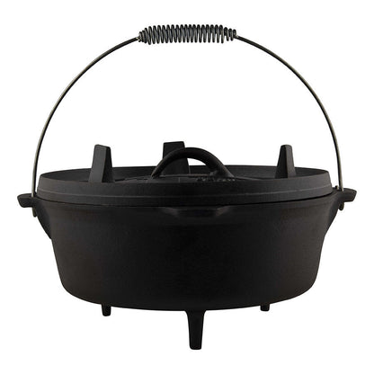 Zwarte cast iron Dutch oven met afdekking, gemaakt van robuust ijzer en voorzien van een handvat en voet. Geschikt voor kampvuur en grillen, met de tekst 'Designed in Holland' duidelijk zichtbaar.