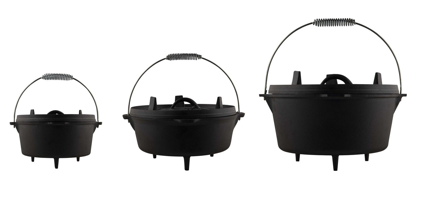 Zwarte, glanzende kookpan van gietijzer met afsluitende deksel, voorzien van handgrepen en een stijlvolle, gegraveerde tekst. Ideaal voor kampvuur en outdoor-cookery.