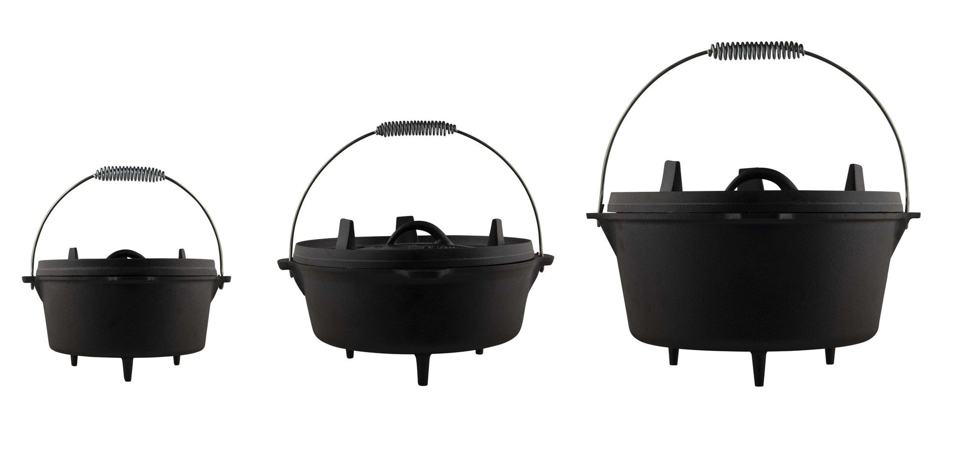 Zwarte, glanzende kookpan van gietijzer met afsluitende deksel, voorzien van handgrepen en een stijlvolle, gegraveerde tekst. Ideaal voor kampvuur en outdoor-cookery.