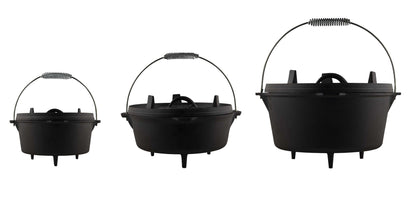 Zwarte, glanzende kookpan van gietijzer met afsluitende deksel, voorzien van handgrepen en een stijlvolle, gegraveerde tekst. Ideaal voor kampvuur en outdoor-cookery.