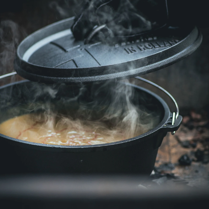 Comnox - Windmill Dutch Oven 6 Quarts Zonder Pootjes - Ultieme buitenkook-kracht - Direct klaar voor gebruik - Gietijzeren pan - Stabiel op BBQ en fornuis