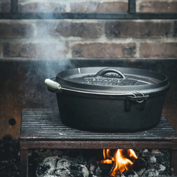 Comnox - Windmill Dutch Oven 6 Quarts Zonder Pootjes - Ultieme buitenkook-kracht - Direct klaar voor gebruik - Gietijzeren pan - Stabiel op BBQ en fornuis