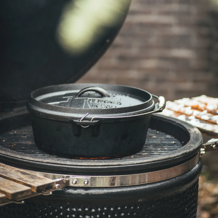 Comnox - Windmill Dutch Oven 6 Quarts Zonder Pootjes - Ultieme buitenkook-kracht - Direct klaar voor gebruik - Gietijzeren pan - Stabiel op BBQ en fornuis