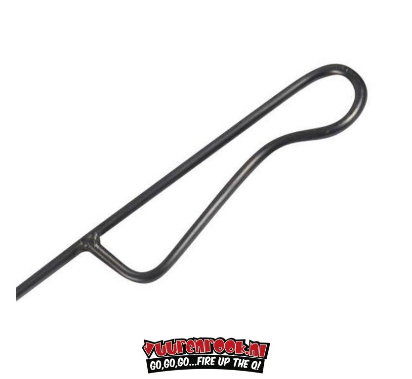 Een zwart, metalen barbecueprikker met een dubbele punt aan één kant en een handige haak aan de andere kant, geschikt voor grillen en buitenkoken.