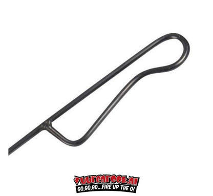 Een zwart, metalen barbecueprikker met een dubbele punt aan één kant en een handige haak aan de andere kant, geschikt voor grillen en buitenkoken.