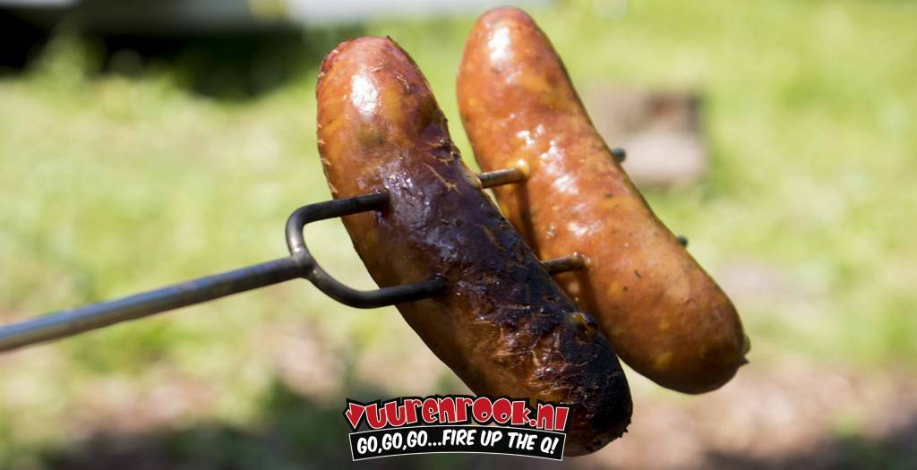 Een zwart, metalen barbecueprikker met een dubbele punt aan één kant en een handvat aan de andere kant, geschikt voor grillen en roosteren op open vuur of barbecue.